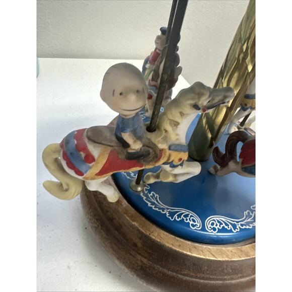 Peanuts / Snoopy Willitts #8113 Music Box: Merry Go Round Plays " Tales From .. - Picture 4 of 10